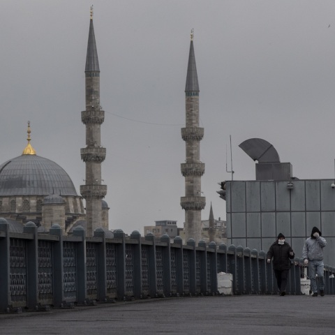 Αποκλεισμένοι στο αεροδρόμιο της Κωνσταντινούπολης παραμένουν χιλιάδες ταξιδιώτες, μετά την αναστολή πτήσεων που επιβλήθηκε στη γειτονική χώρα στο πλαίσιο των μέτρων καταστολής του κορωνοϊού