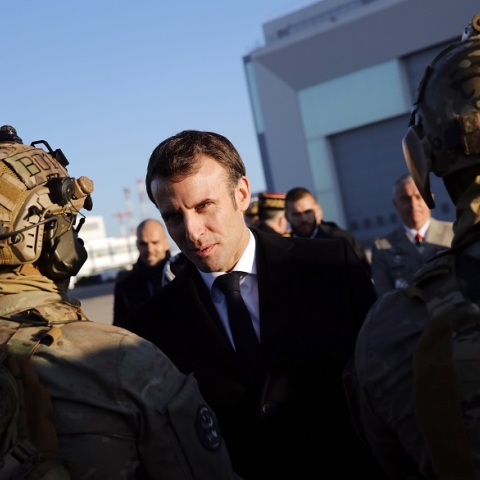 Ο Μακρόν κινητοποιεί τις ένοπλες δυνάμεις στην μάχη ενάντια στον κορωνοϊό