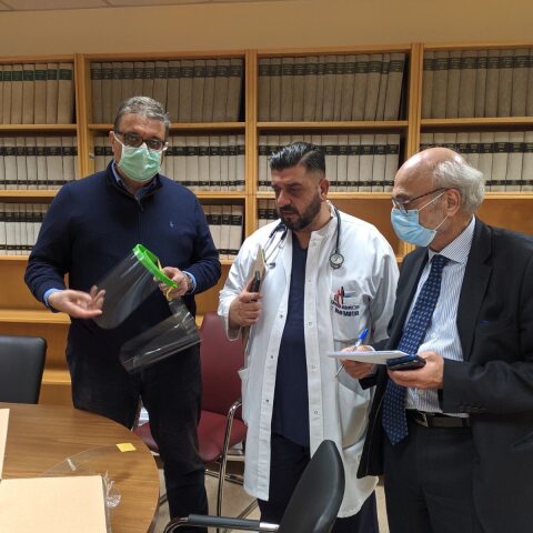 Εθελοντική ομάδα φτιάχνει μάσκες και στολές για γιατρούς 