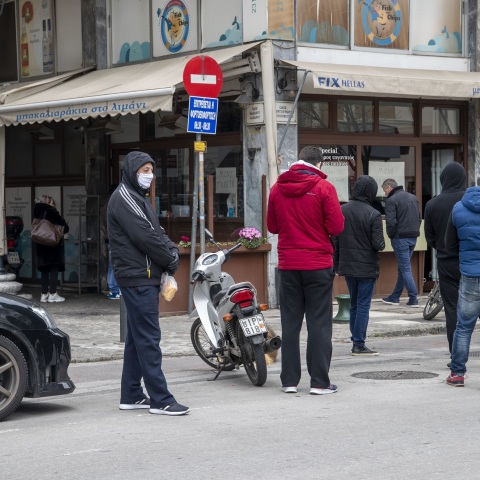 Ανήμερα της 25ης Μαρτίου και εν μέσω των νέων μέτρων ασφαλείας για τον κορωνοϊό, οι Θεσσαλονικείς θέλησαν να τιμήσουν τις παραδόσεις 