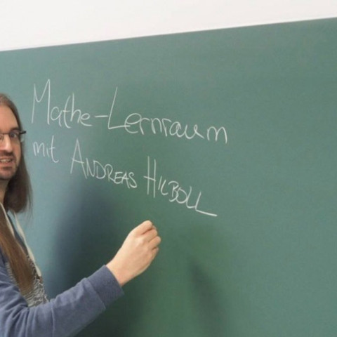 Ο Γερμανός καθηγητής Andreas Hilboll που πέθανε από κορωνοϊό στην Κρήτη 