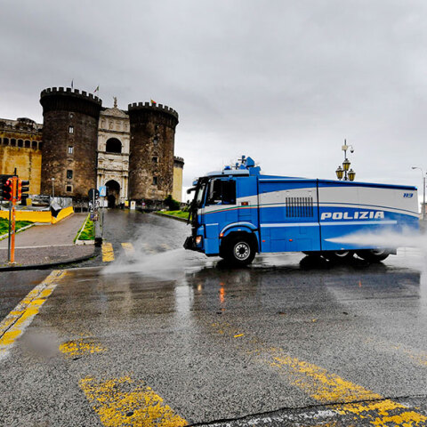 Κορωνοϊός: Περισσότεροι από 8.000 νεκροί στην Ιταλία - Συνεχείς οι απολυμάνσεις στη Νάπολη