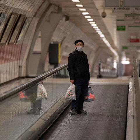 Έρημο το μετρό της Κωνσταντινούπολης λόγω κορωνοϊού