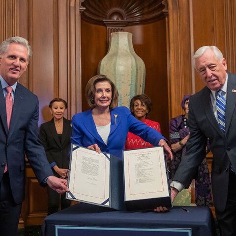H Νάνσι Πελόζι, πρόεδρος της Βουλής των Αντιπροσώπων, με την απόφαση για το ιστορικό πακέτο των 2 τρισεκατομμυρίων δολαρίων κατά του κορωνοϊού