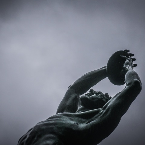 Το άγαλμα του δισκοβόλου με φόντο τον συννεφιασμένο ουρανό της Αθήνας