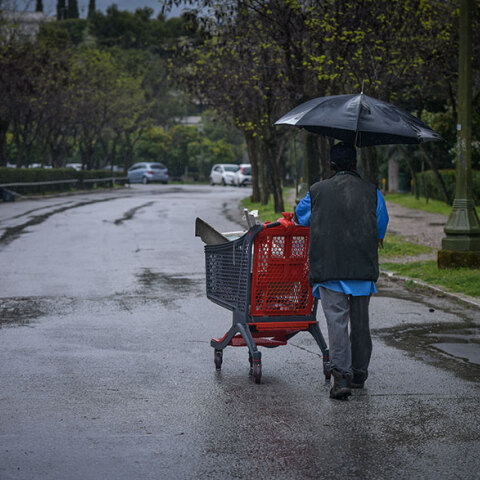 «Δεν ανακυκλώνουμε τον κορωνοϊό» - Όχι γάντια, μάσκες και μαντηλάκια στους μπλε κάδους