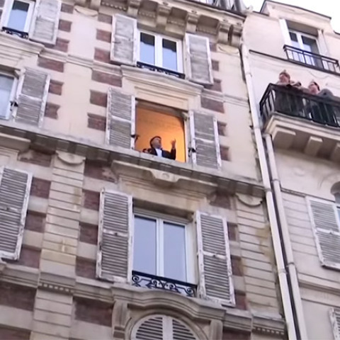 Παρίσι: Τενόρος δίνει συναυλίες από το μπαλκόνι του