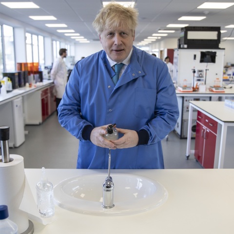 Ο βρετανός πρωθυπουργός Μπόρις Τζόνσον σε ιατρικό εργαστήριο