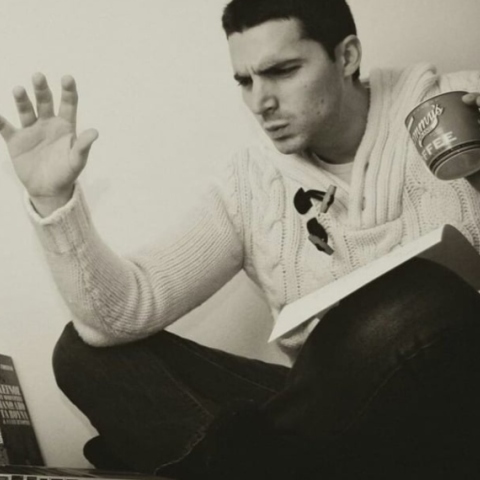 #menoumespiti με την Athens Voice: Ο συγγραφέας Γιώργος Γιώτσας περιγράφει μία μέρα στο ξενοδοχείο, εν μέσω πανδημίας κορωνοϊού.