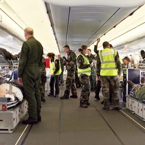 Κορωνοϊός: Το ιπτάμενο νοσοκομείο που μεταφέρει ασθενείς