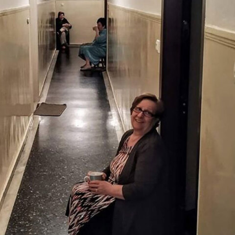 Ευρηματικές γειτόνισσες στην Πτολεμαΐδα μένουν σπίτι, αλλά καταφέρνουν να πιουν μαζί καφέ