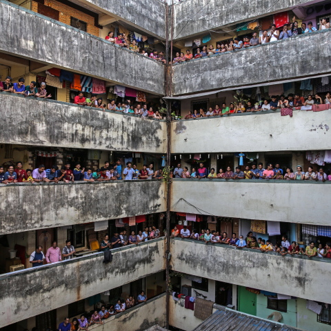Ινδία: Ψεκάζουν μετανάστες με απολυμαντικό 