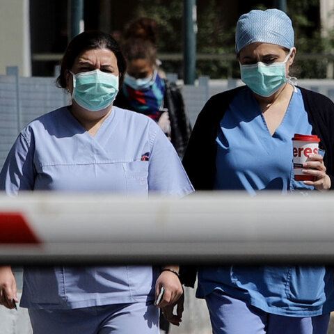 Γιατροί και νοσηλευτές σε νοσοκομείο αναφοράς του κορωνοϊού
