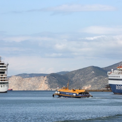 Ύποπτο κρούσμα κορωνοϊού σε πλοίο ανοιχτά του Πειραιά