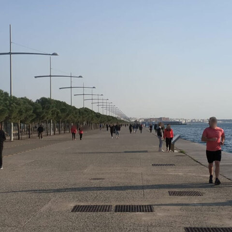 Γέμισε κόσμο η παραλία της Θεσσαλονίκης εν μέσω απαγόρευσης κυκλοφορίας - Πήγαν για τζόκινγκ ή έβγαλαν βόλτα το κατοικίδιό τους