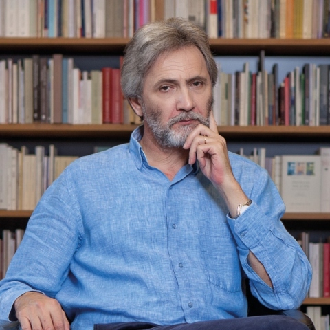 #menoumespiti με την Athens Voice: Ο συγγραφέας Γιάννης Καλπούζος περιγράφει μία μέρα στο σπίτι, εν μέσω πανδημίας κορωνοϊού