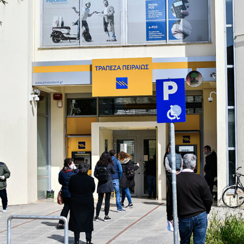 Συνωστισμός εν μέσω κορωνοϊού έξω από υποκαταστήματα τραπεζών