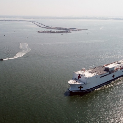 Έφτασε στην Νέα Υόρκη το πλωτό στρατιωτικό νοσοκομείο USNS Comfort