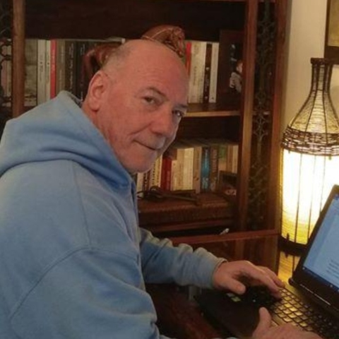 Συνέντευξη με τον Μένιο Σακελλαρόπουλο για τη δημοσιογραφία, τη συγγραφή, τα βιβλία του και τη ζωή του.