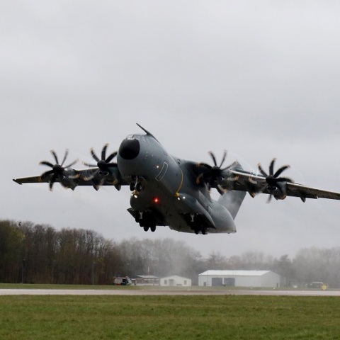 Απογείωση του στρατιωτικού αεροπλάνου βοήθειας της Ρωσίας στις ΗΠΑ