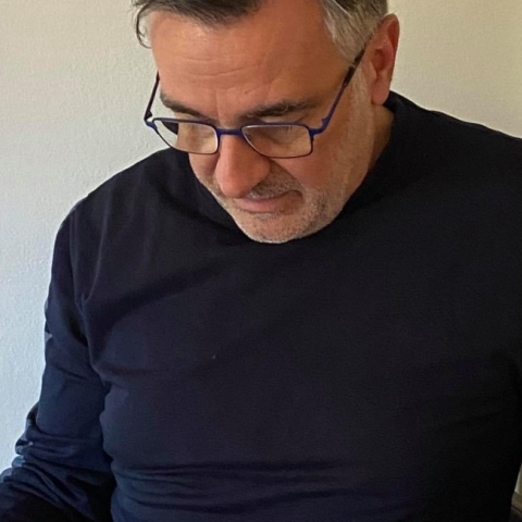 #menoumespiti με την Athens Voice: Ο Γιώργος Κουβαράς περιγράφει μία μέρα στο σπίτι, εν μέσω πανδημίας κορωνοϊού.