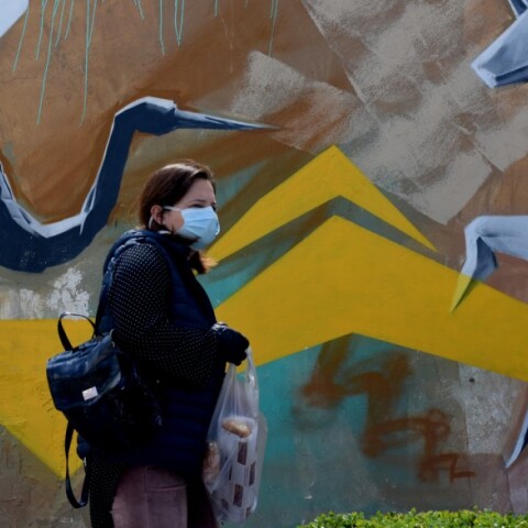 Πολίτης με μάσκα