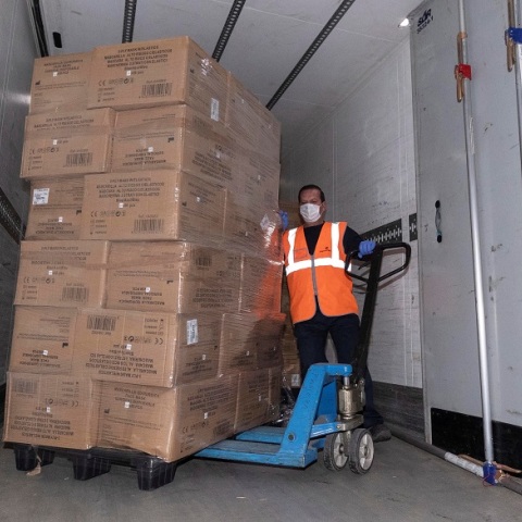 Οι ΗΠΑ πλήρωσαν διπλά και εξαγόρασαν μάσκες που είχαν προορισμό τη Γαλλία