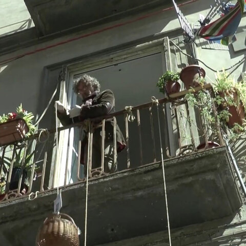 Κάτοικοι στη Νάπολη κατεβάζουν με καλάθι φαγητό σε άστεγους από το μπαλκόνι τους εν μέσω κορωνοϊού