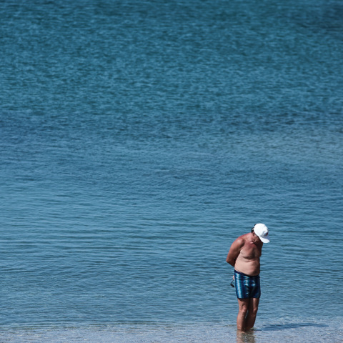 Νησιώτης στο ΣτΕ για την απαγόρευση του θαλάσσιου λουτρού 