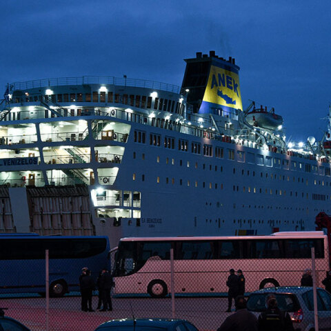 Κορωνοϊός: Ξεκίνησε η μεταφορά επιβατών από το πλοίο «Ελευθέριος Βενιζέλος»