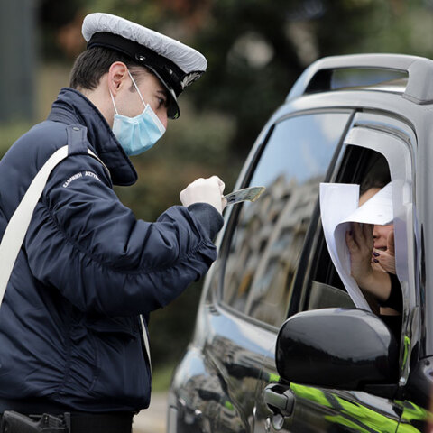 Έλεγχοι από αστυνομικούς σε πολίτες για την εφαρμογή της απαγόρευσης κυκλοφορίας