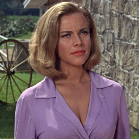 Η Όνορ Μπλάκμαν υποδύθηκε με τεράστια επιτυχία την «Πούσι Γκαλόρ» στην ταινία του Μποντ «Ο Χρυσοδάκτυλος»