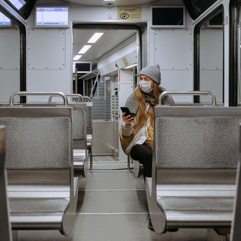 Γυναίκα που φορά ιατρική μάσκα προστασίας 