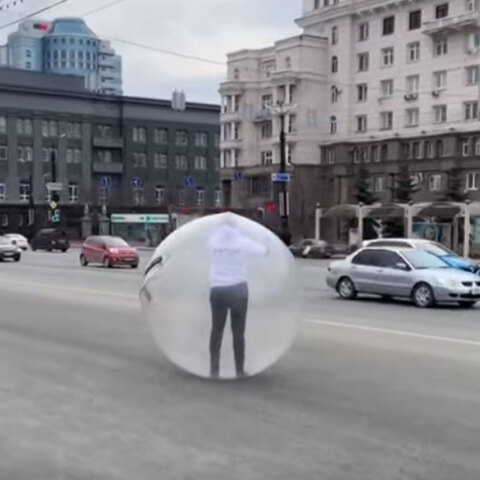 Κορωνοϊός: Άνδρας στη Ρωσία μπήκε μέσα σε πλαστική μπάλα για να βγει στον δρόμο