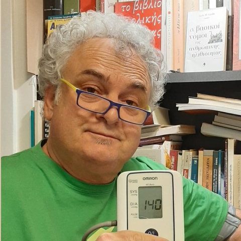  Ο μουσικός και stand up comedian Διογένης Δασκάλου δίνει τα συνθήματα του αγώνα κατά του κορωνοϊού.