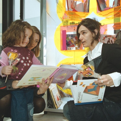 Παιδιά διαβάζουν βιβλία