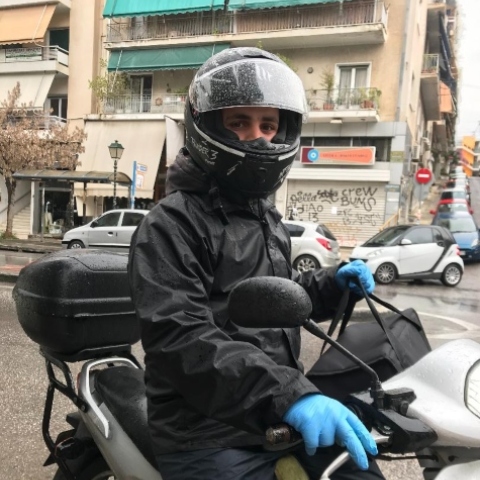 Μπάμπης Τυροβολάς,διανομέας φαγητού