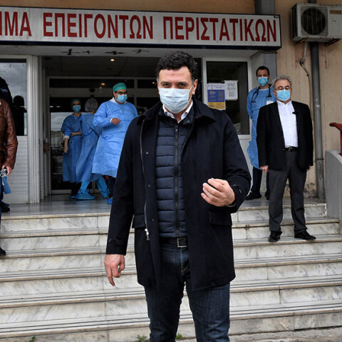 Βασίλης Κικίλιας, υπουργός Υγείας, με μάσκα για τον κορωνοϊό