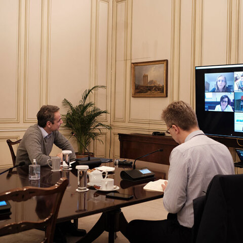 Τηλεδιάσκεψη Μητσοτάκη με εντατικολόγους 5 νοσοκομείων