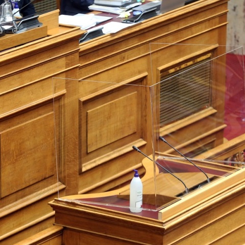 Μπήκε το προστατευτικό τζάμι στη Βουλή