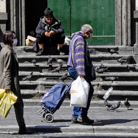 Άλλες μέρες πάνε για ψώνια άνδρες και γυναίκες στην Ιταλία
