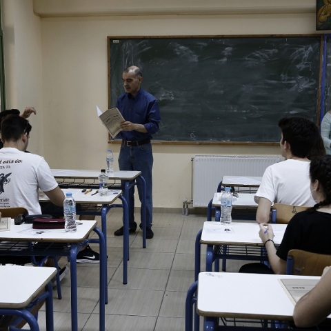 Μειώθηκε η ύλη των πανελλαδικών εξετάσεων