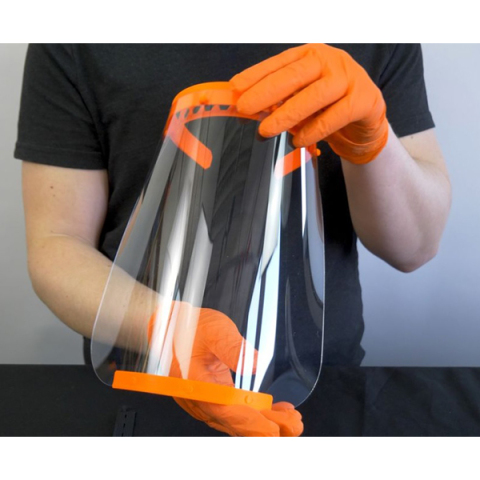 Pierce: Στο πλευρό των γιατρών, κατασκευάζοντας και δωρίζοντας προστατευτικές ασπίδες προσώπου.