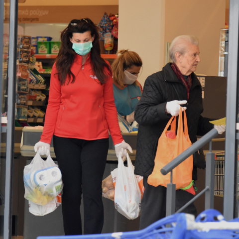 Η λειτουργία των καταστημάτων την Κυριακή και τη Μ. Εβδομάδα 