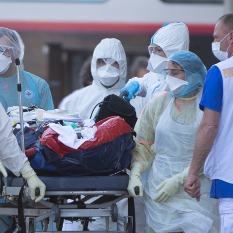 987 νέοι θάνατοι στη Γαλλία από κορωνοϊό