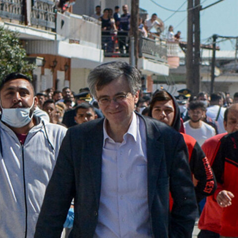 Κορωνοϊός: Επίσκεψη Τσιόδρα στον οικισμό Ρομά στη Λάρισα