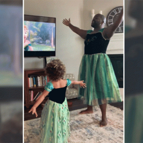 Ο μπαμπάς κάνει την καραντίνα παιχνιδάκι