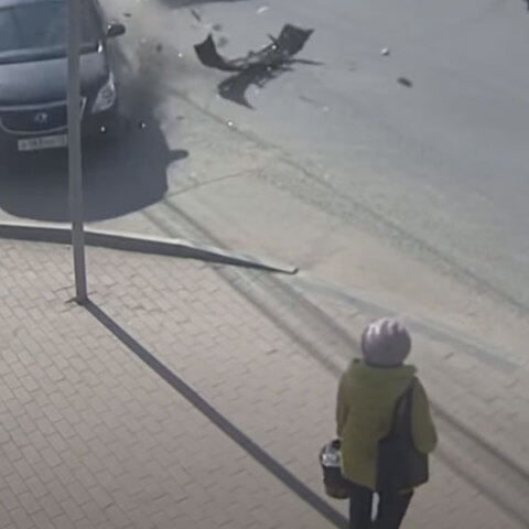 Είχε Άγιο μια γυναίκα πεζή στη Ρωσία - Γλίτωσε παρά τρίχα σε σοβαρό τροχαίο