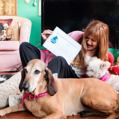 Η Τζόις Ευείδη με τα αδέσποτά της