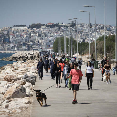 Απαγόρευση κυκλοφορίας - Κορωνοϊός: Πλήθος κόσμου στην παραλία του Φλοίσβου, έκανε τη βόλτα του